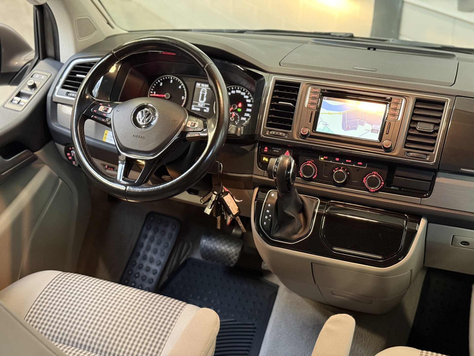 Volkswagen  California T6 Coast 150PK DSG | ACC | Trekhaak | Navi 48651061-32.jpg | Korf Auto