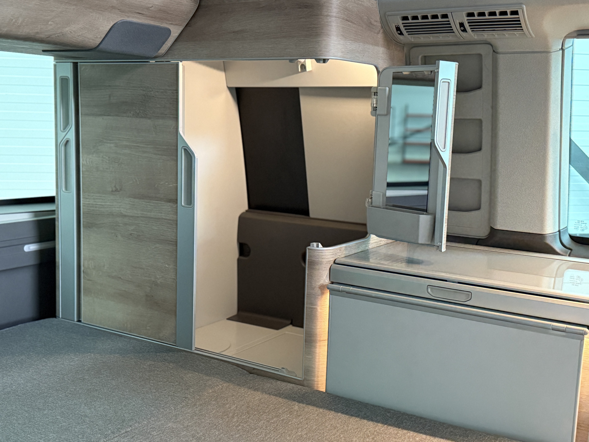 Volkswagen  California T6.1 Ocean 150PK DSG / VERKOCHT 49956965-26.jpg | Korf Auto