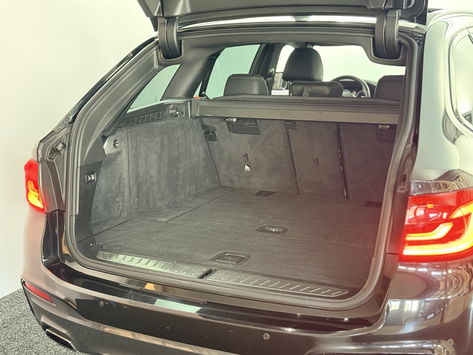BMW 5 Serie Touring 530i High Ex. M-sport / VERKOCHT 50704034-37.jpg | Korf Auto