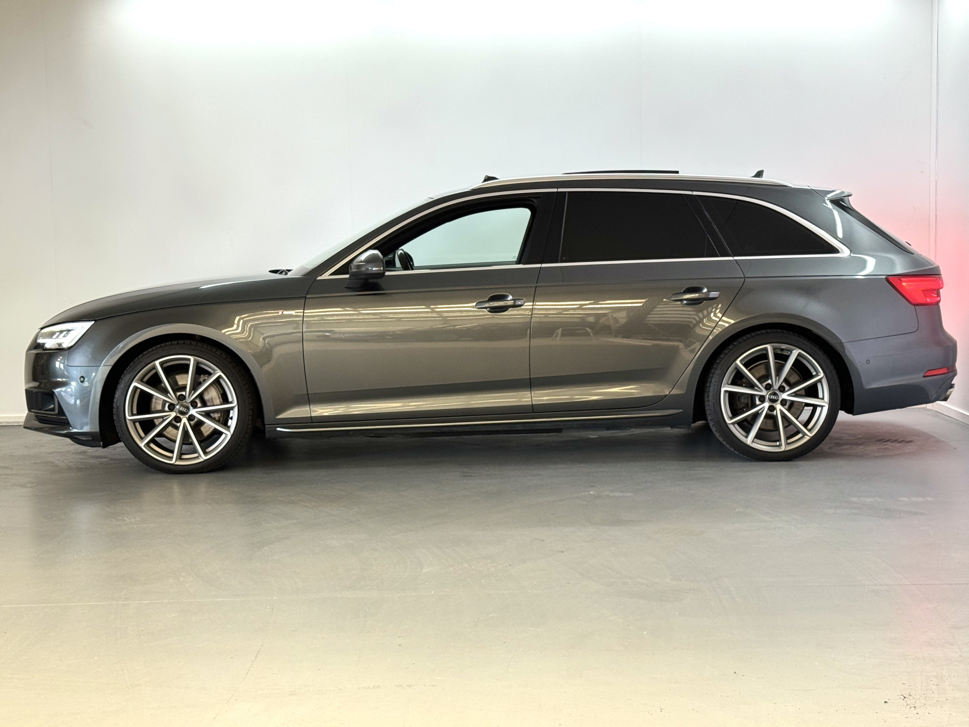 Audi A4 Avant 3.0 V6 TDI quattro 2x S-Line / Pano / B&O / 360 / Head-up / Trekhaak 52864368-40.jpg | Korf Auto