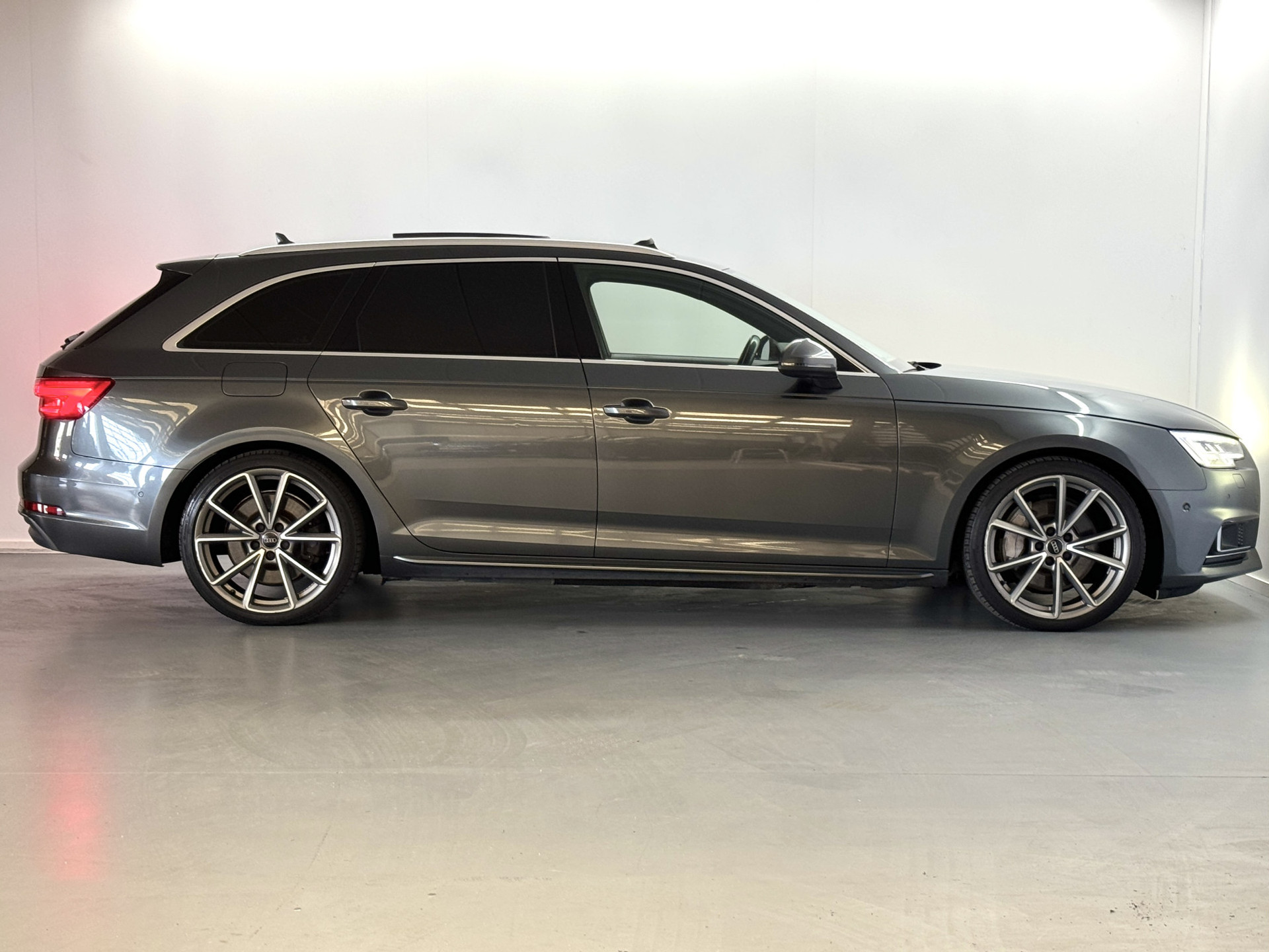 Audi A4 Avant 3.0 V6 TDI quattro 2x S-Line / Pano / B&O / 360 / Head-up / Trekhaak 52864368-41.jpg | Korf Auto